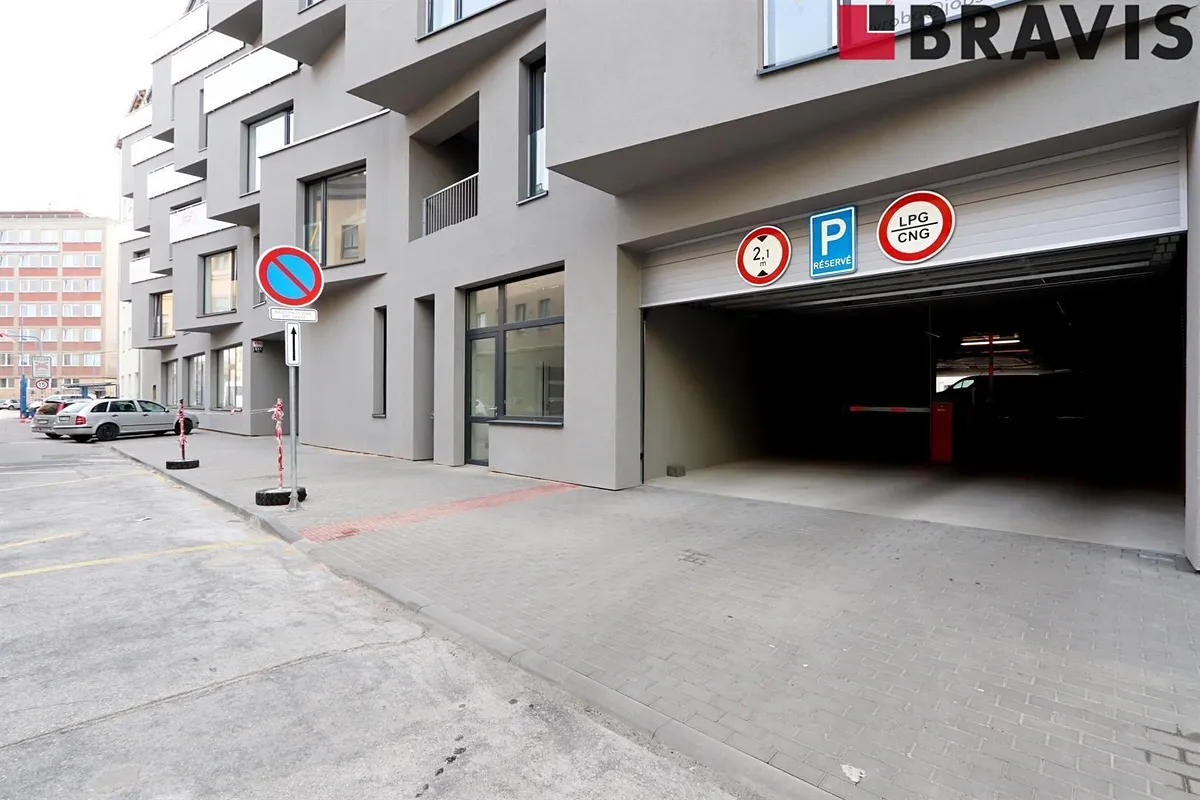 Pronájem garážového stání 10 m²